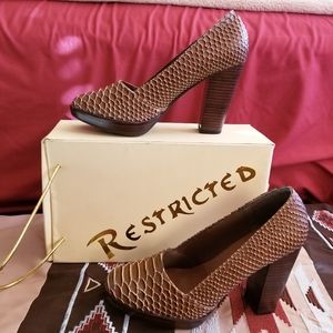 Snake skin Pump on Leather.... Stacked Heel